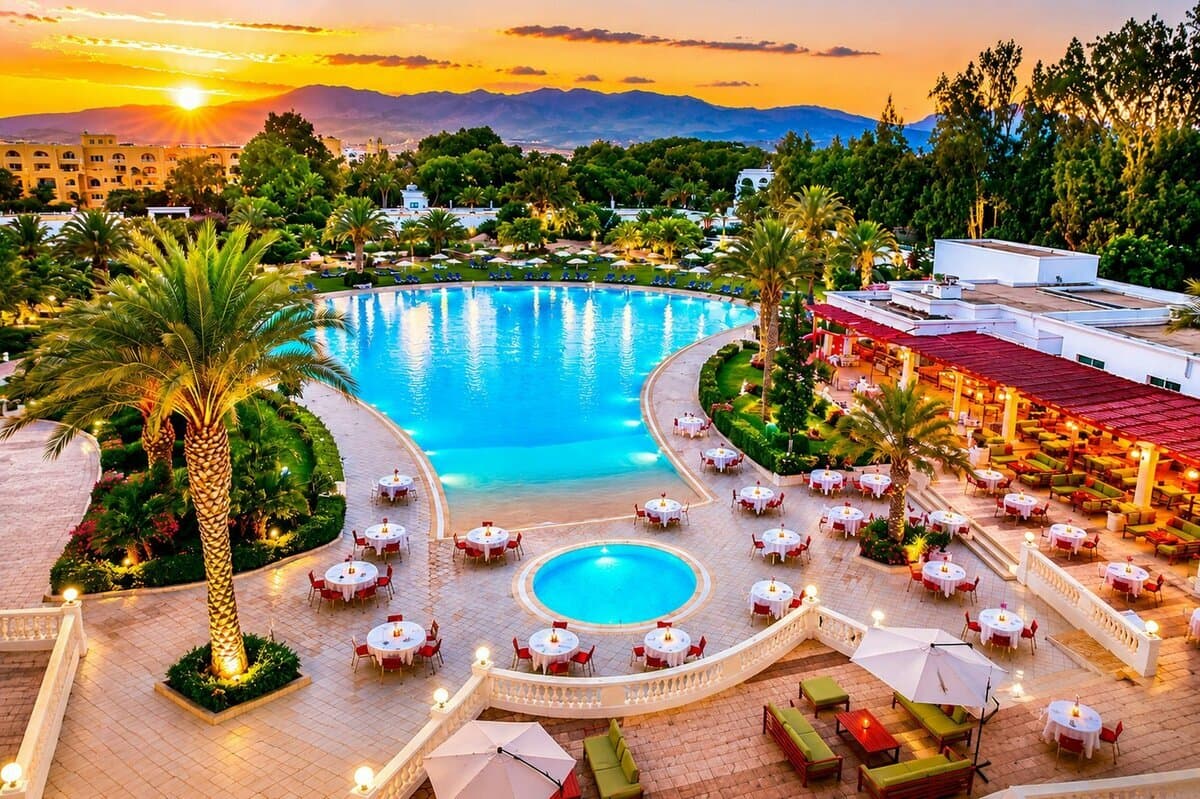 Cost breakdown per person for 7 day USA luxury group tour